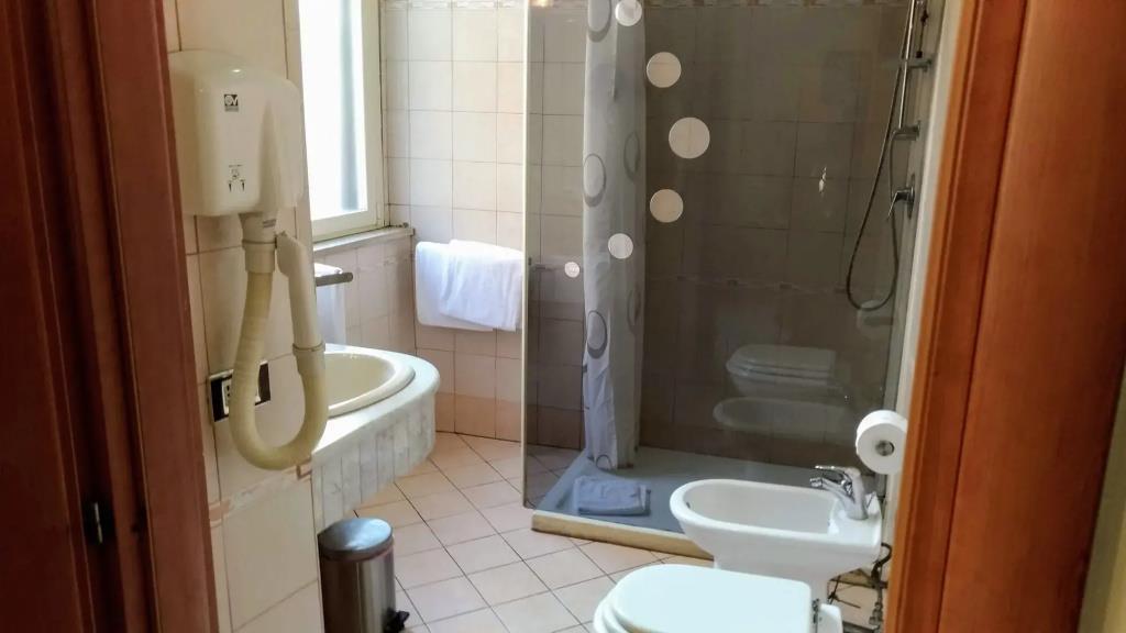 Nicolas Inn 0*