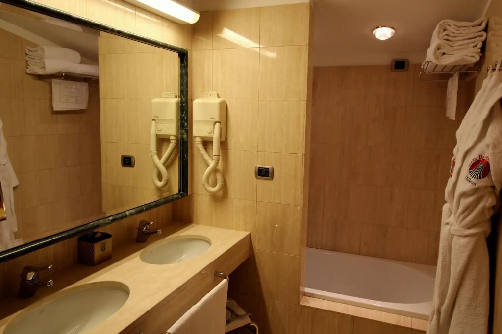 Santa Barbara Hotel 4*