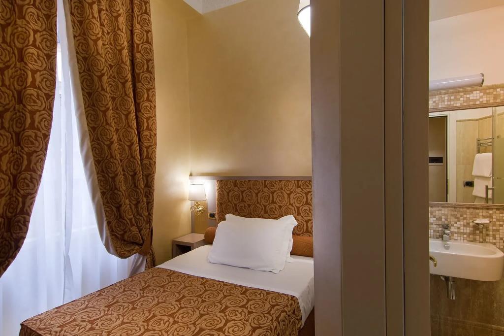 Fellini Hotel 3*