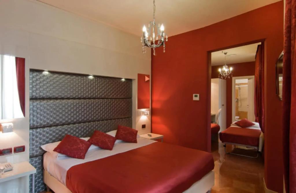 Fellini Hotel 3*