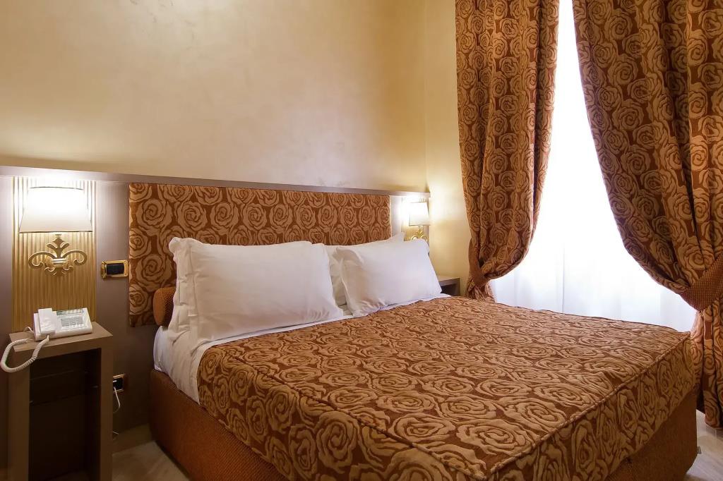 Fellini Hotel 3*