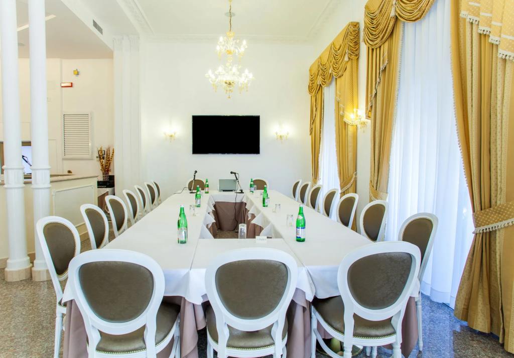 Fellini Hotel 3*