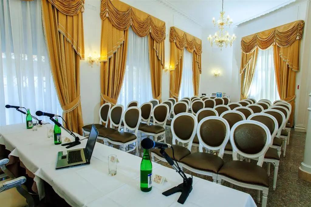 Fellini Hotel 3*