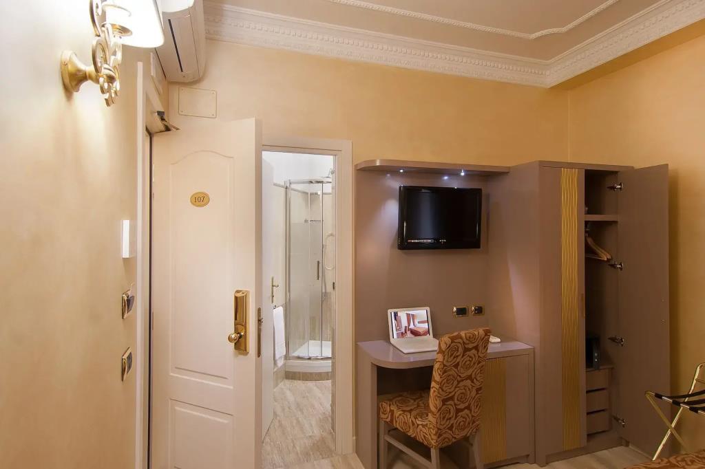 Fellini Hotel 3*