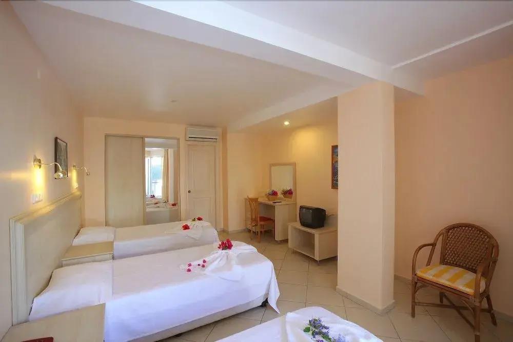 Catamaran Hotel 2*
