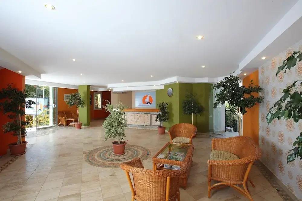 Catamaran Hotel 2*
