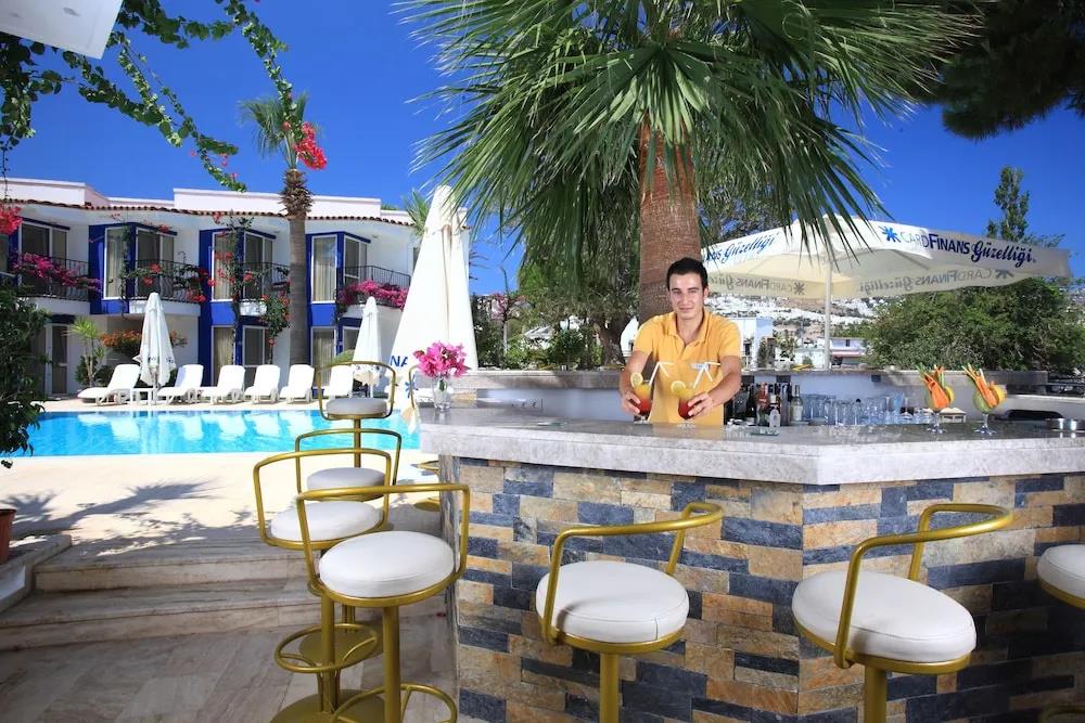 Catamaran Hotel 2*