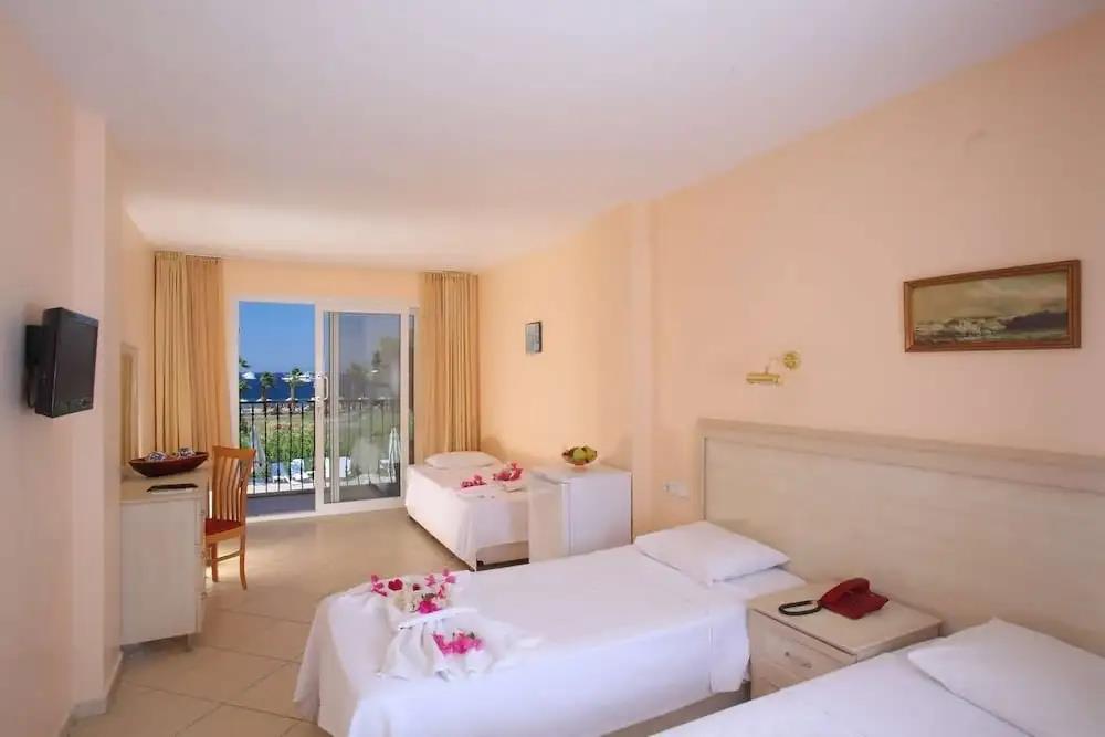 Catamaran Hotel 2*