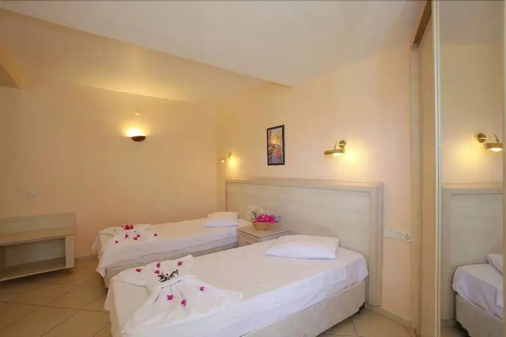 Catamaran Hotel 2*