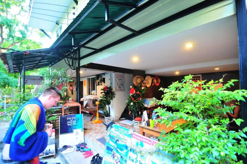 Kitty Guesthouse 2*