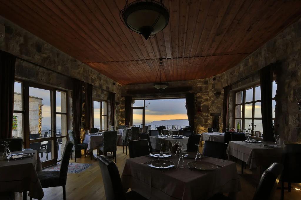 La Casa Cave 0*