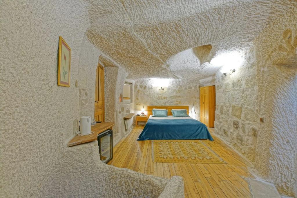 La Casa Cave 0*