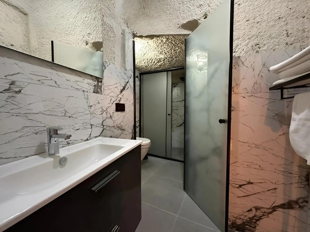 La Casa Cave 0*