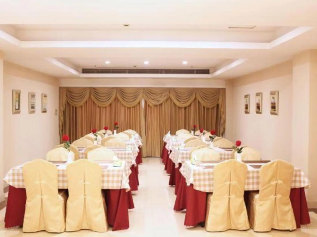Guangzhou Asia Hotel 3*