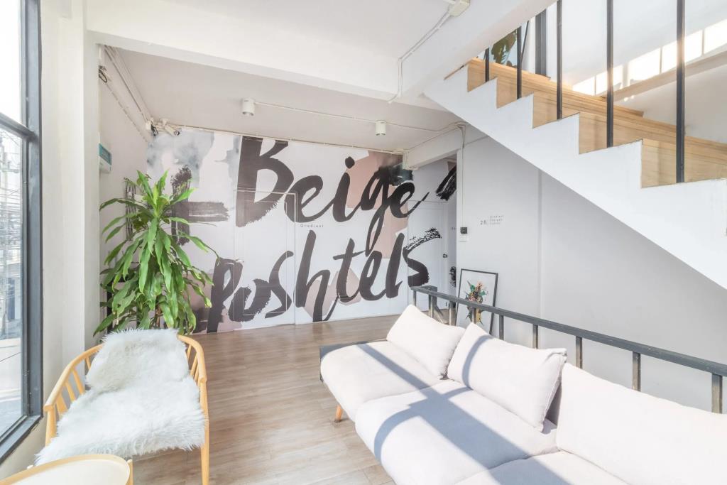 Beige Poshtels 2*