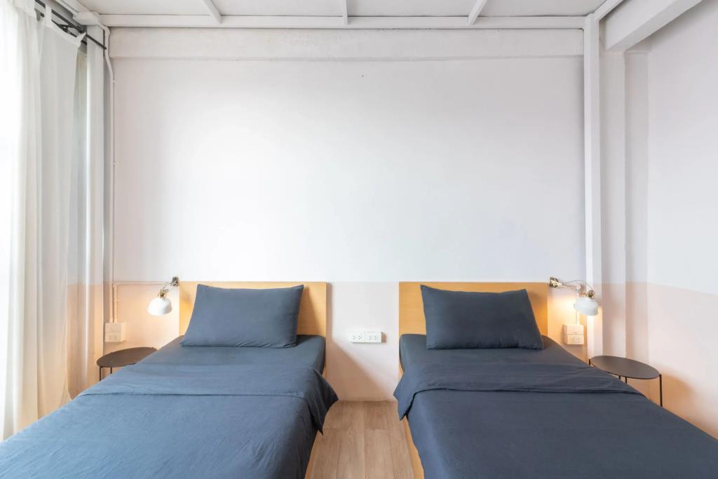 Beige Poshtels 2*