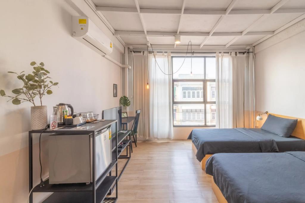Beige Poshtels 2*