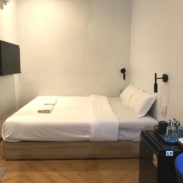 Beige Poshtels 2*