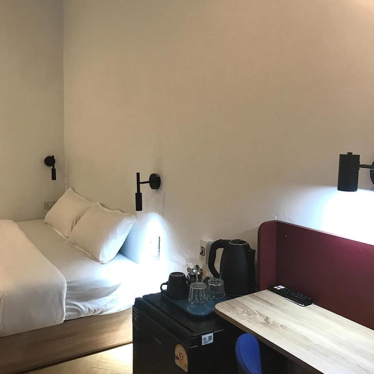 Beige Poshtels 2*