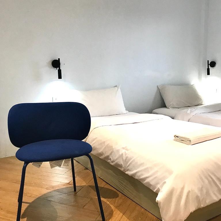 Beige Poshtels 2*