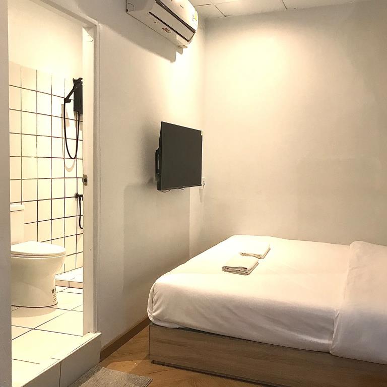 Beige Poshtels 2*