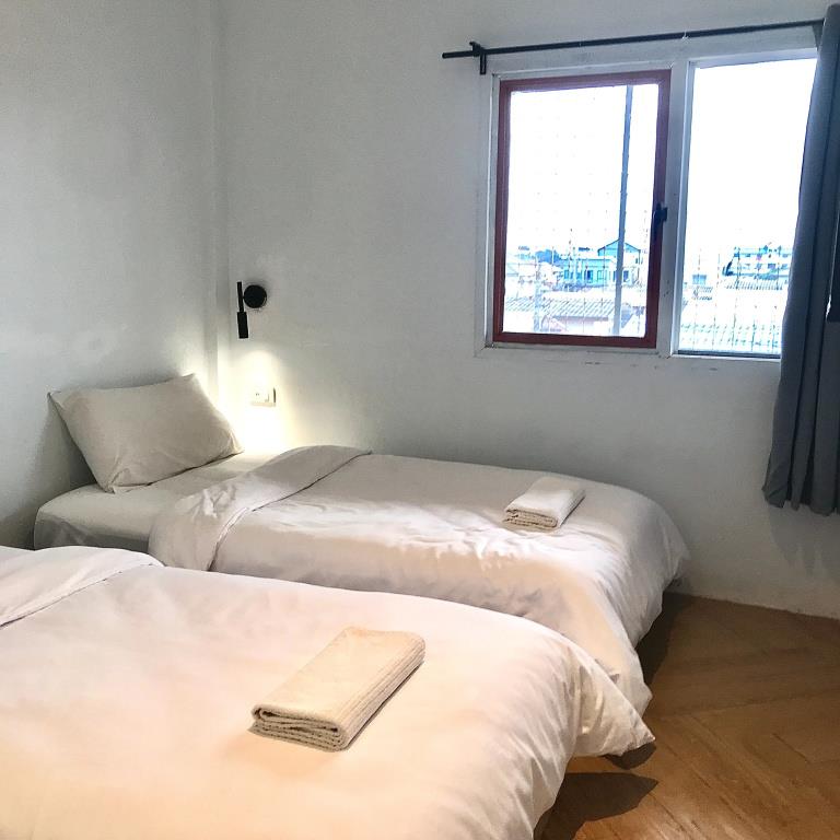 Beige Poshtels 2*