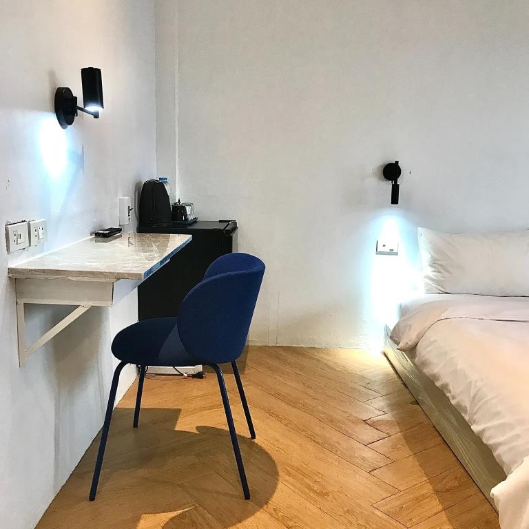 Beige Poshtels 2*
