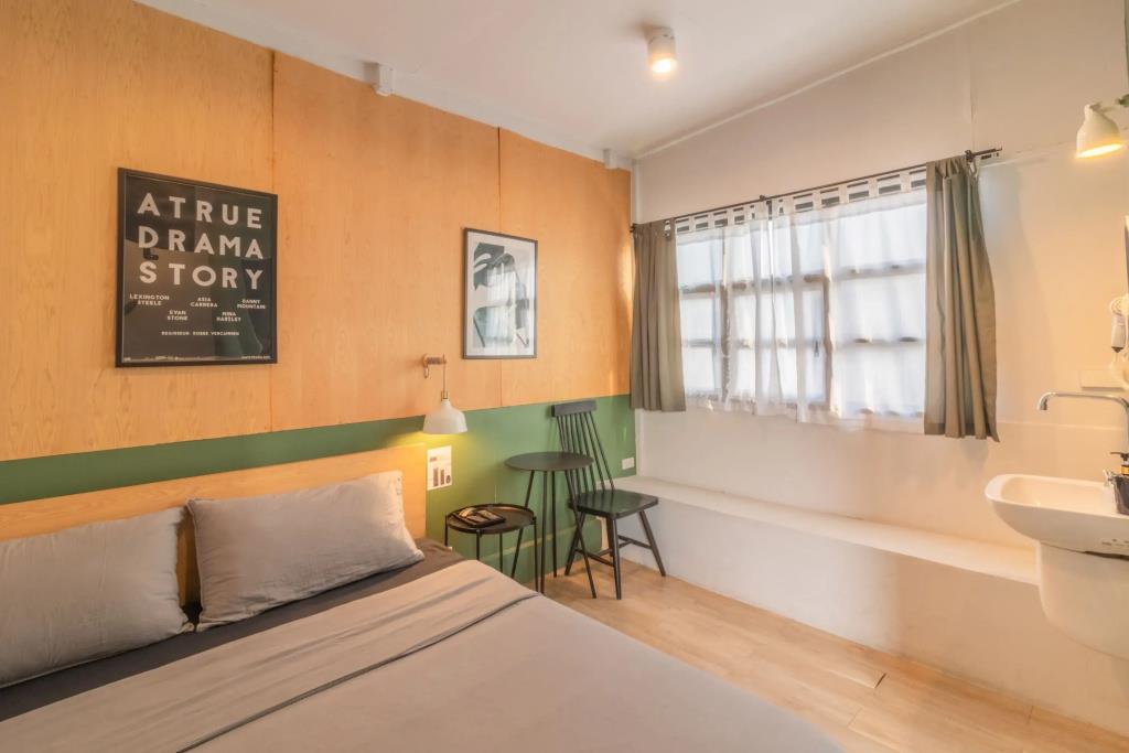 Beige Poshtels 2*