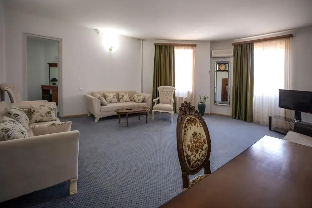 Leader Hotel 3*