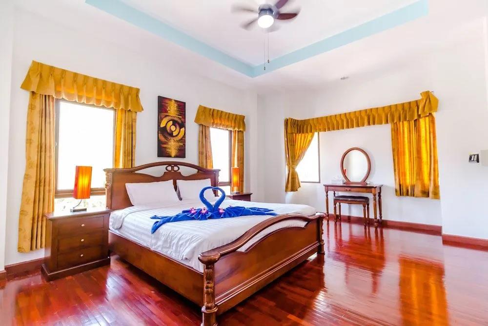 3 Bedrooms Pool Villa Walk to Patong 0*
