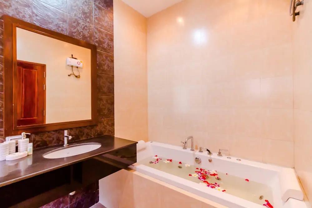 3 Bedrooms Pool Villa Walk to Patong 0*