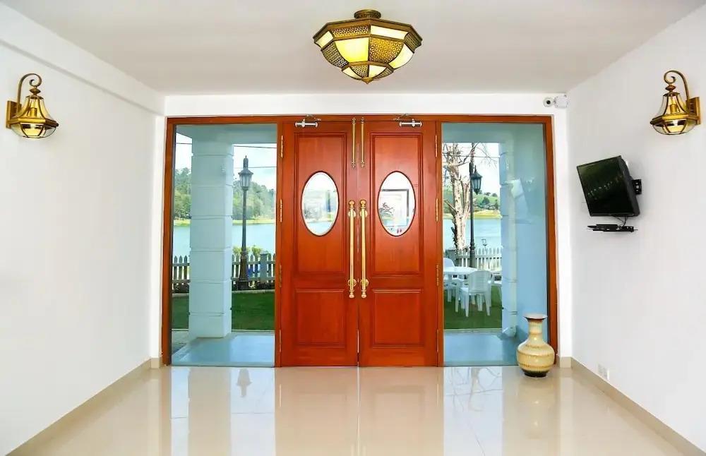 Royal Lake Hotel 3*