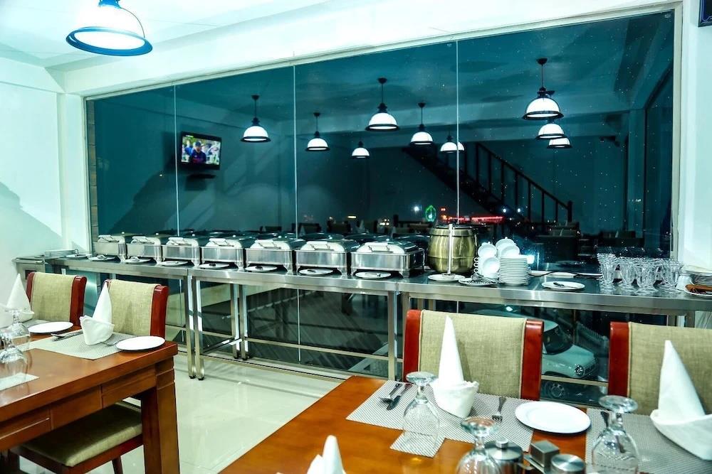 Royal Lake Hotel 3*