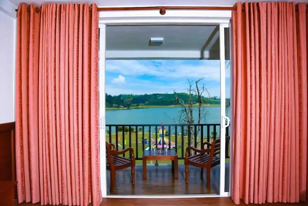 Royal Lake Hotel 3*
