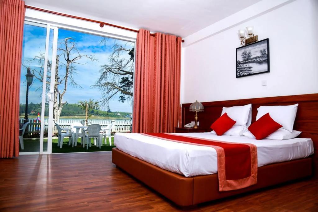 Royal Lake Hotel 3*