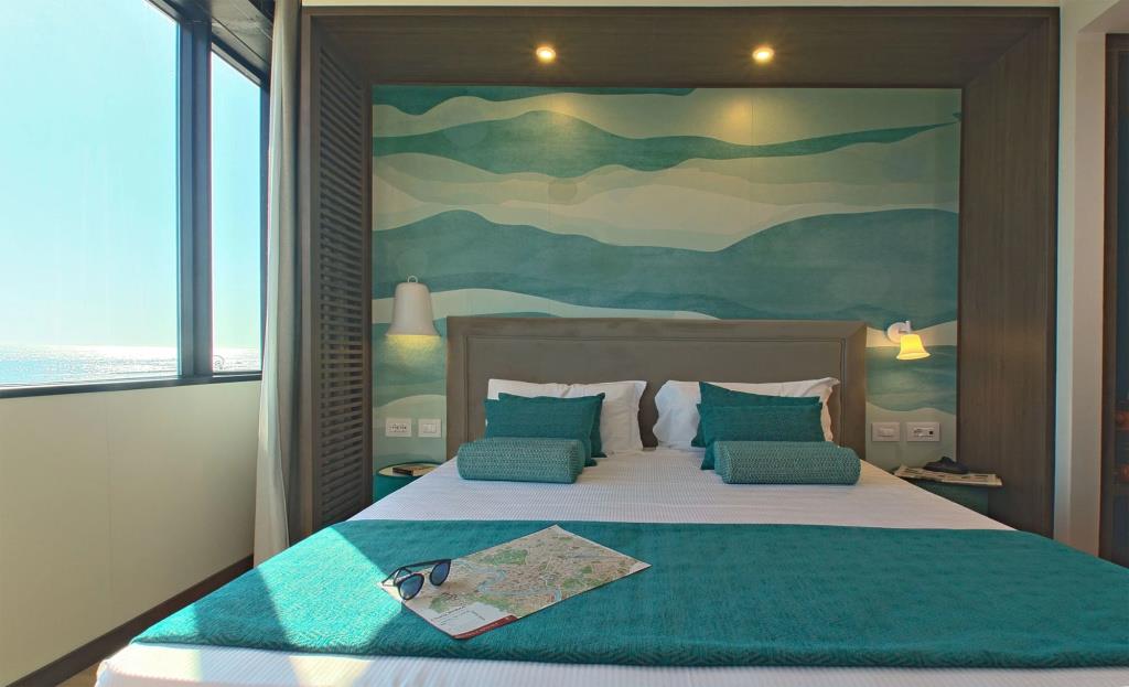 Fly Deco Hotel 4*