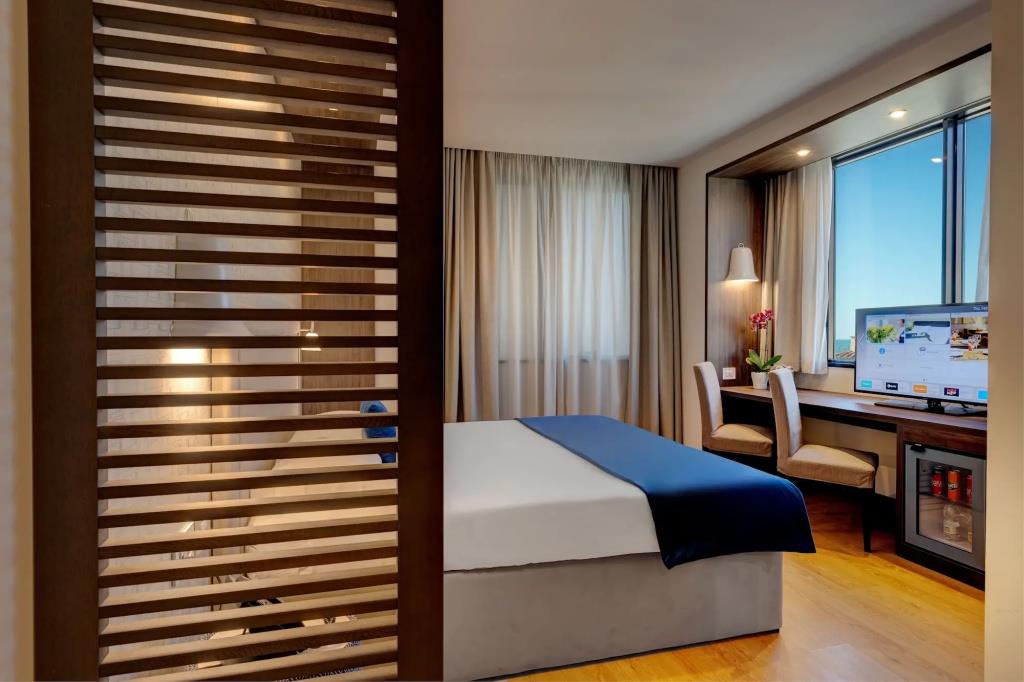 Fly Deco Hotel 4*