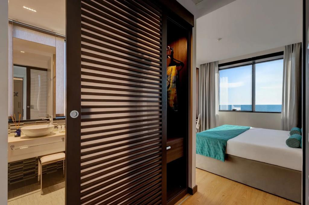 Fly Deco Hotel 4*