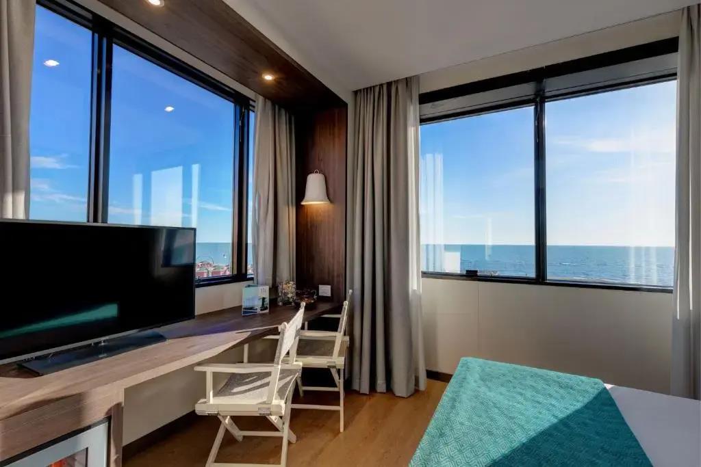 Fly Deco Hotel 4*