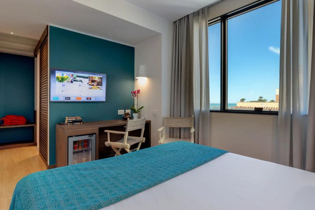 Fly Deco Hotel 4*