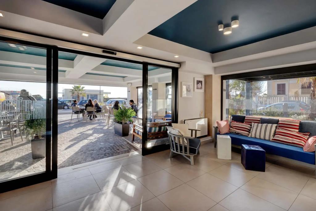 Fly Deco Hotel 4*