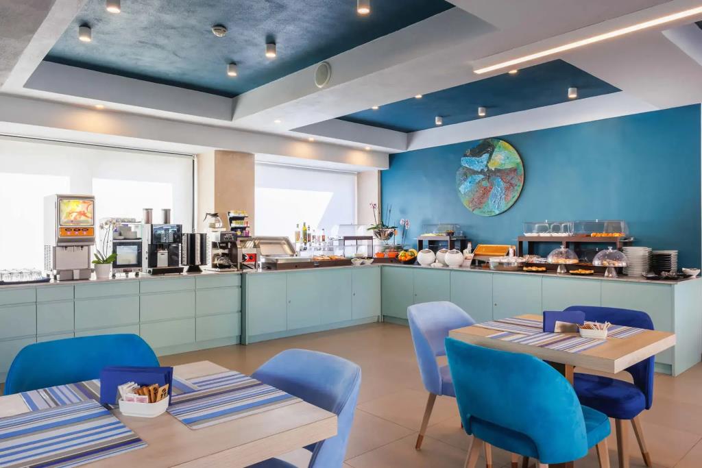 Fly Deco Hotel 4*