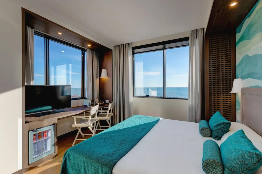 Fly Deco Hotel 4*