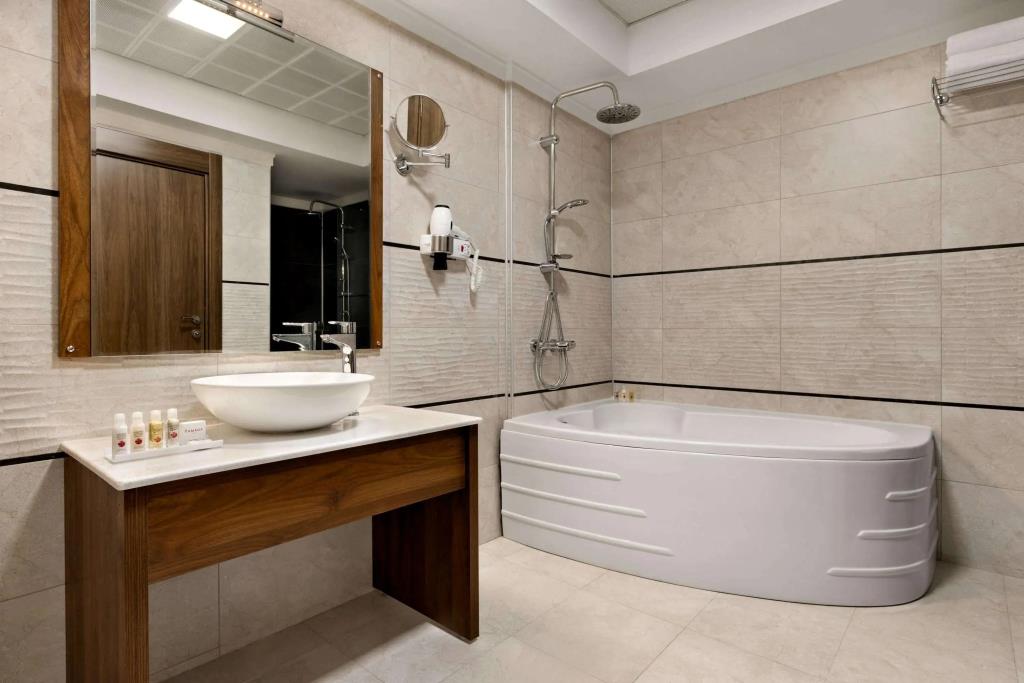 Ramada by Wyndham Van 4*