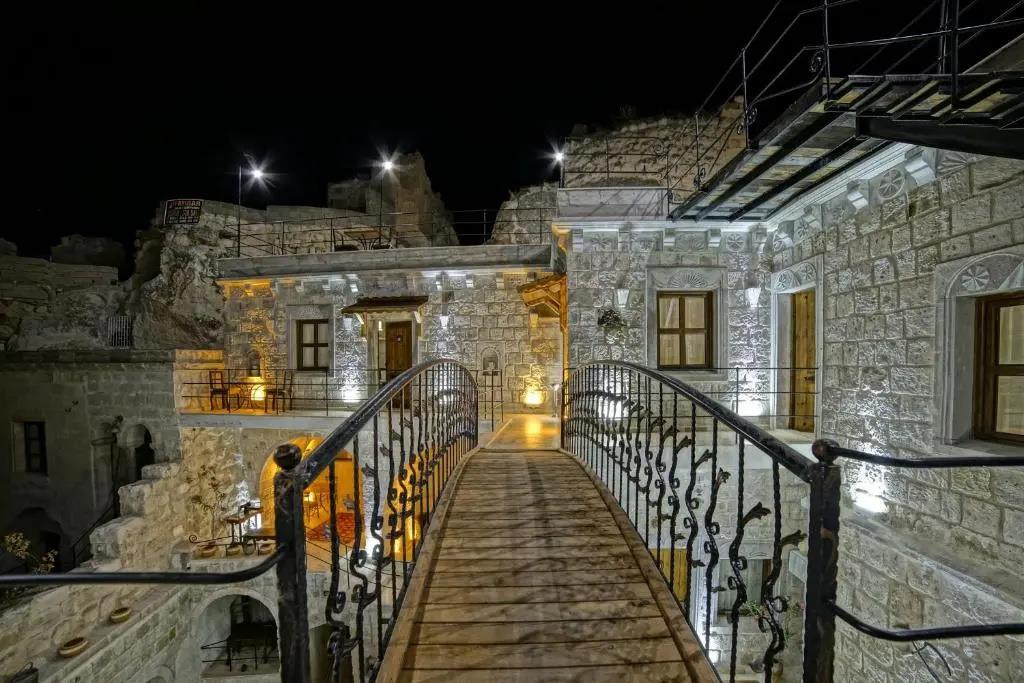 Risus Cave Suites 0*