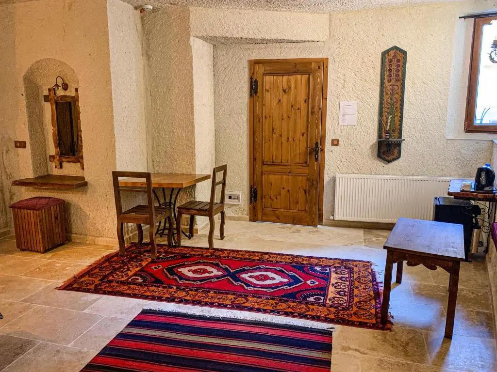 Risus Cave Suites 0*