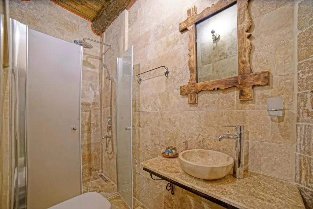 Risus Cave Suites 0*