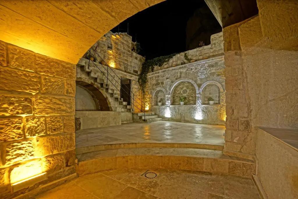 Risus Cave Suites 0*