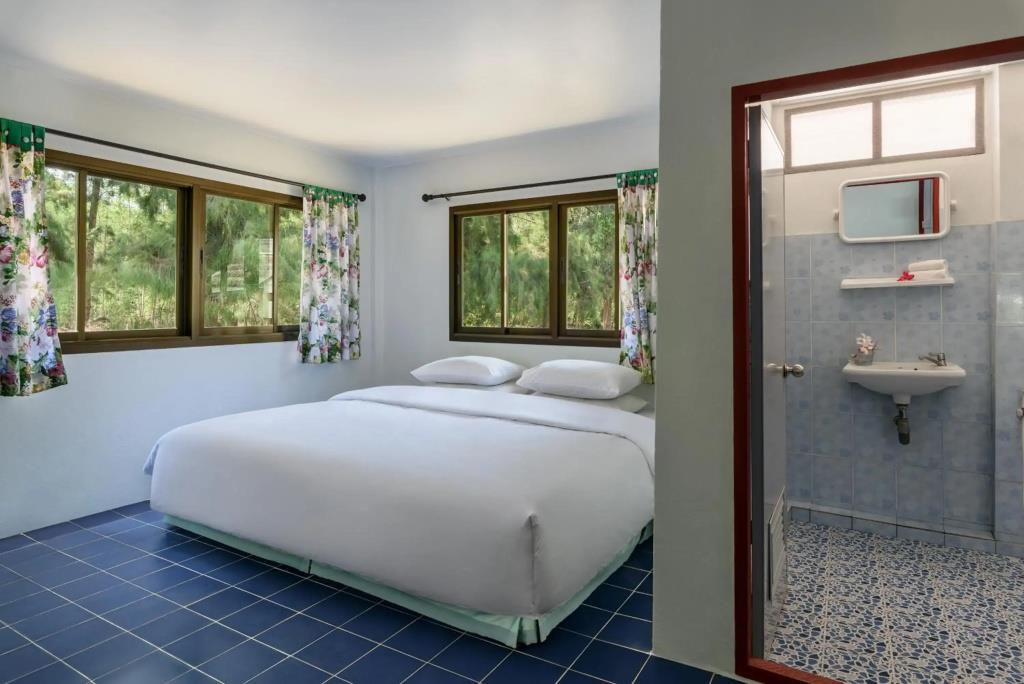 Seapine Beach Golf and Resort Hua Hin 3*