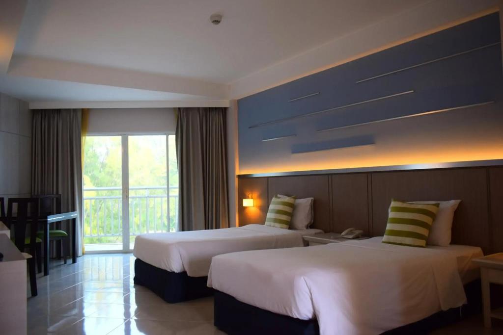 Seapine Beach Golf and Resort Hua Hin 3*